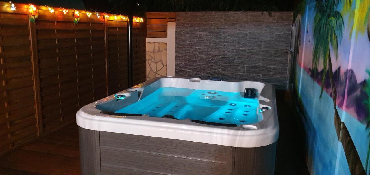 "Chez Claudia "Charmant Logement Avec Jacuzzi Privatif En Toute Intimite Sur Belle Terrasse Exterieure En Bois Et Piscine Courcelles Екстериор снимка