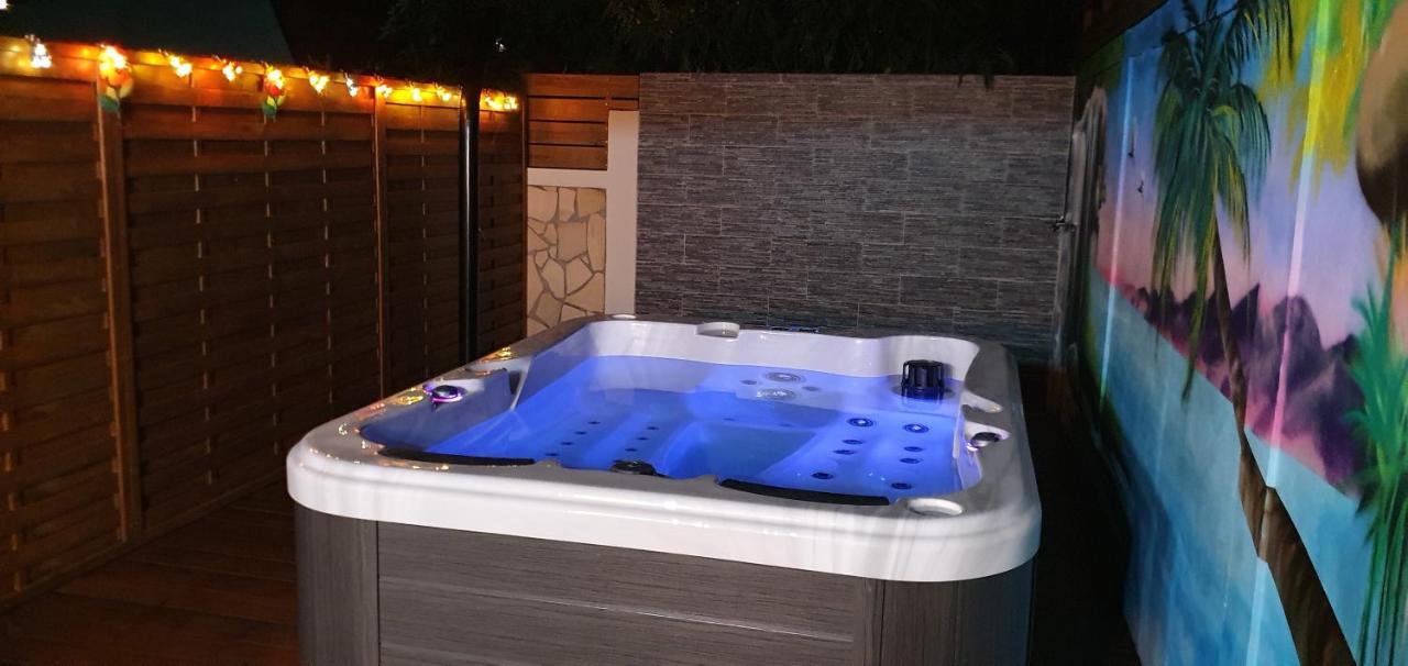 "Chez Claudia "Charmant Logement Avec Jacuzzi Privatif En Toute Intimite Sur Belle Terrasse Exterieure En Bois Et Piscine Courcelles Екстериор снимка