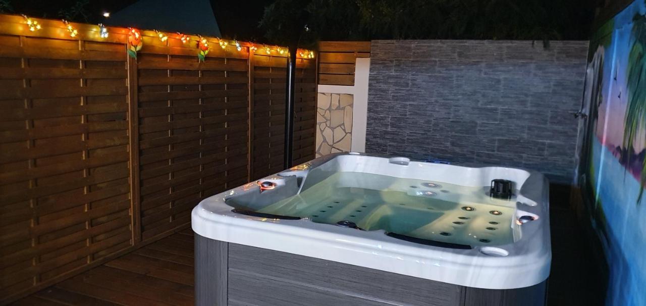 "Chez Claudia "Charmant Logement Avec Jacuzzi Privatif En Toute Intimite Sur Belle Terrasse Exterieure En Bois Et Piscine Courcelles Екстериор снимка